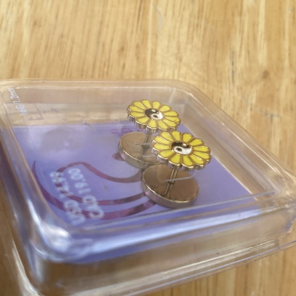 🌻 Claire’s Earring - Picture 4 of 4